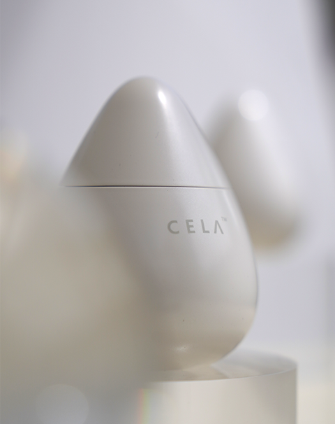 CELA 디바이스를 손에 쥔 클로즈업